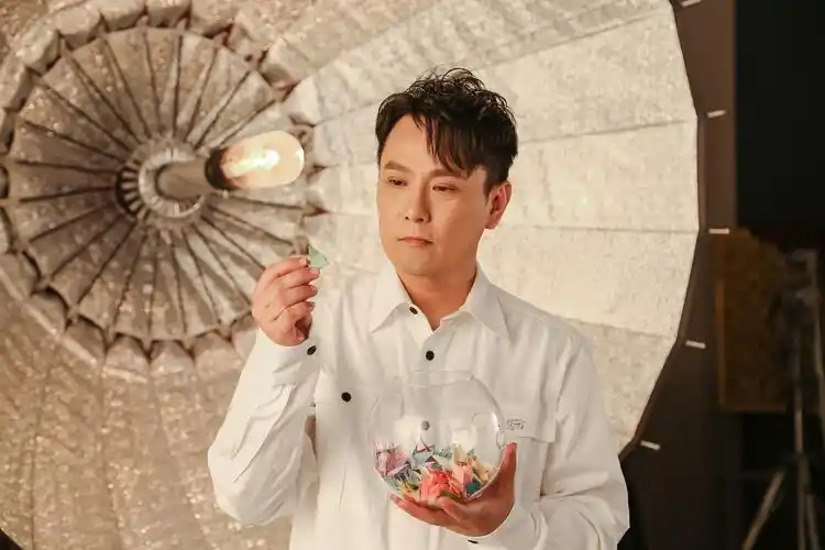 张信哲为全国助残日发声 与众星齐唱《爱的阳光》助力公益