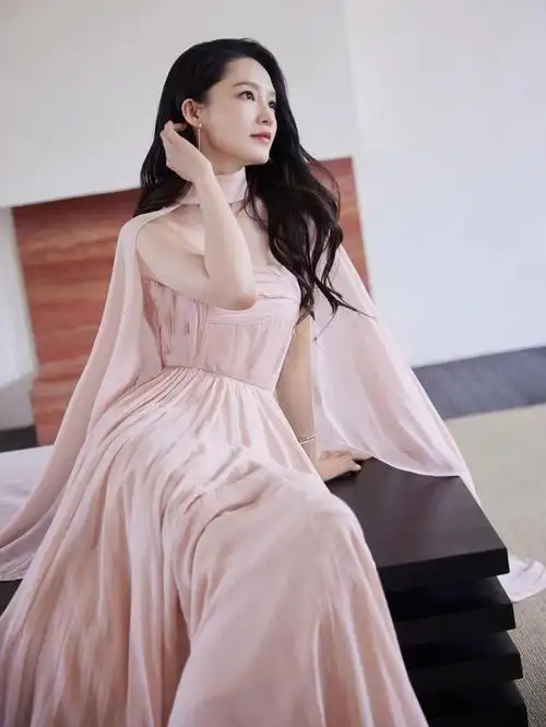李沁粉红连衣裙优雅时尚写真,清新脱俗,网友:美到窒息!