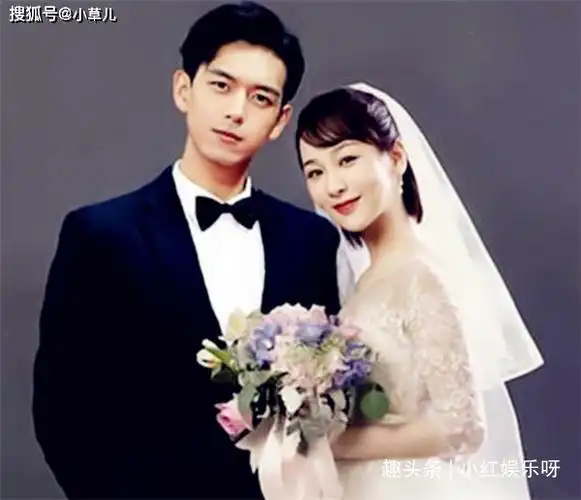 杨紫李现结婚照曝光女方依偎男方肩膀甜笑比心网友啥时官宣
