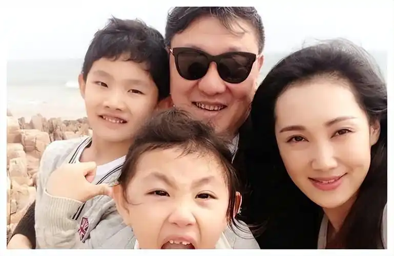 韩磊老婆王燕年轻照片("蒙古花"王燕,嫁大16岁韩磊,生下一儿一女,日子