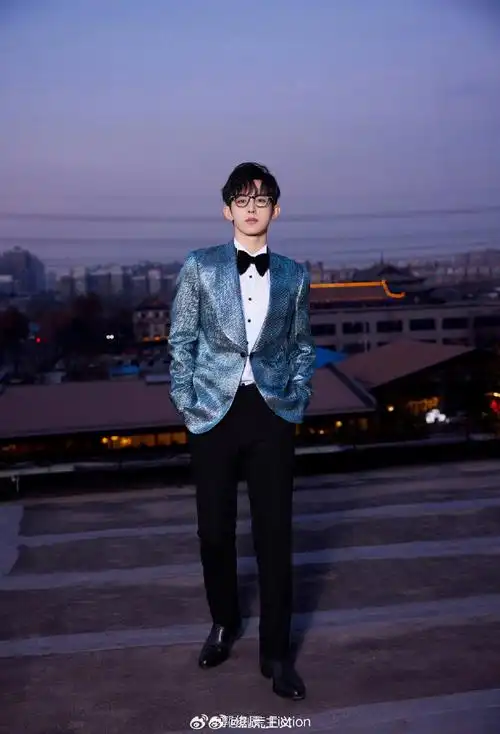 郭俊辰解锁新色系西装##郭俊辰蓝色星河西装