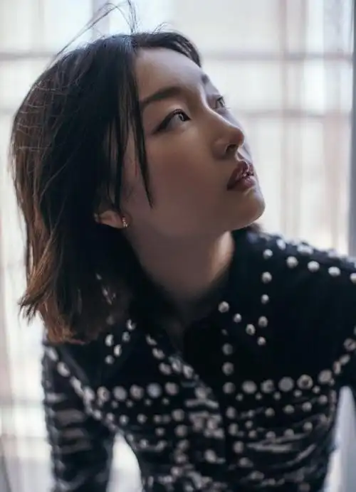 被周冬雨的"摇滚造型"惊艳到,穿铆钉夹克配短发,一看就惹不起