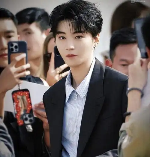 曝王俊凯养嫂子事件被实锤与杨柳穿情侣装人前避嫌人后黏一起