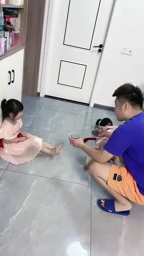 平时爸爸太宠爱妹妹,不按时吃药药,俩哥哥一出来,妹妹秒怂了,真是一物