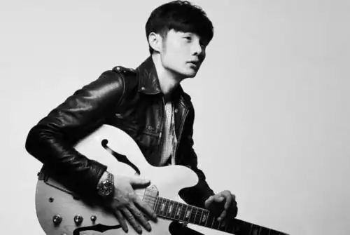 杨丞琳比李荣浩大一岁,作为男生你会接受比自己大的女朋友吗?