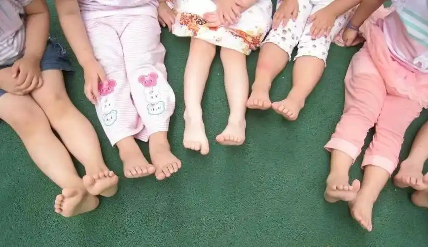 是的,其实国外的很多临床研究都表明,夏天让孩子光脚不仅不容易生病