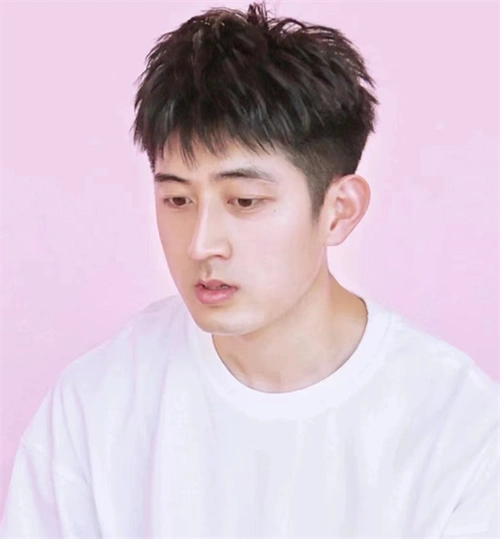 韩式碎盖头发型 帅气少年感十足_韩式男发 - 美发站