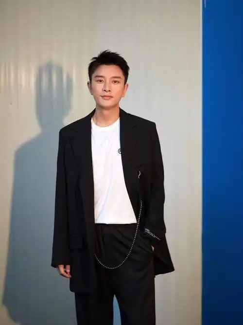 贾乃亮晒杀青照,留超短发瘦出尖下巴,手捧鲜花怎么也高兴不起来