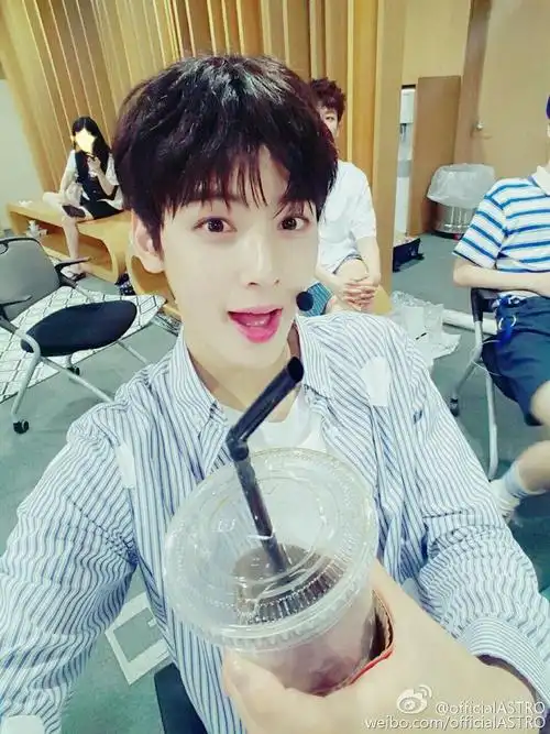 车银优这张脸是不是16年就在qq看点小火过71