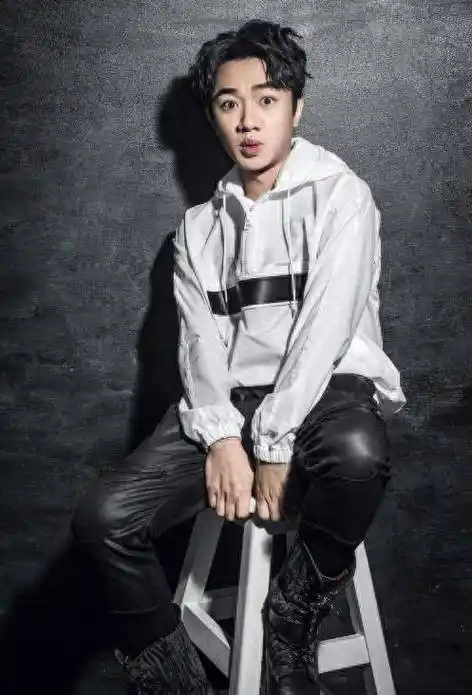 当媒体问到他以后会不会以表哥相称陈奕迅时,他表示以后遇到了再好好