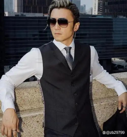 扎小辫子戴墨镜,谢霆锋穿西服亮相上海,超级像父亲谢贤