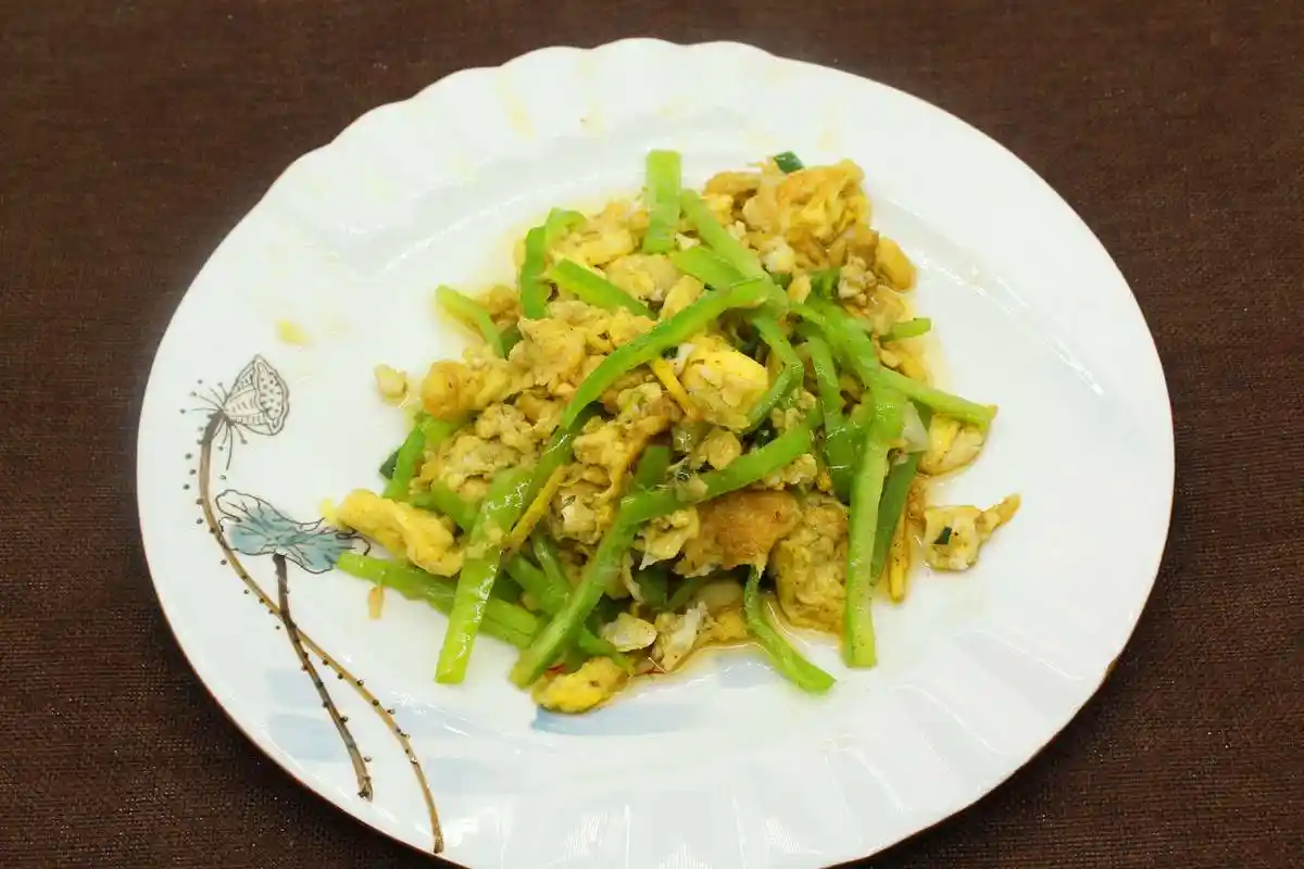 青椒鸡蛋这样炒,清淡可口又鲜嫩,配上米饭可吃两大碗