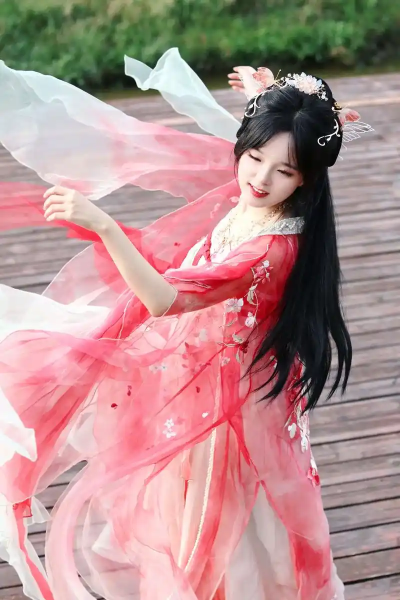 我是人间客,闲来听花落.94 (给朋友拍出了绝美的汉服照片