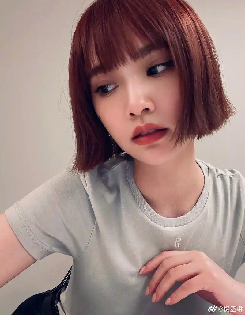 杨丞琳晒短发新造型 波波头齐刘海俏皮可爱