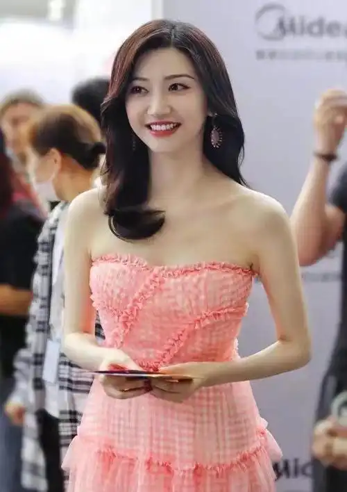 37岁杨幂和35岁景甜同框杨幂纱裙像少女景甜黑色吊带裙像贵妇