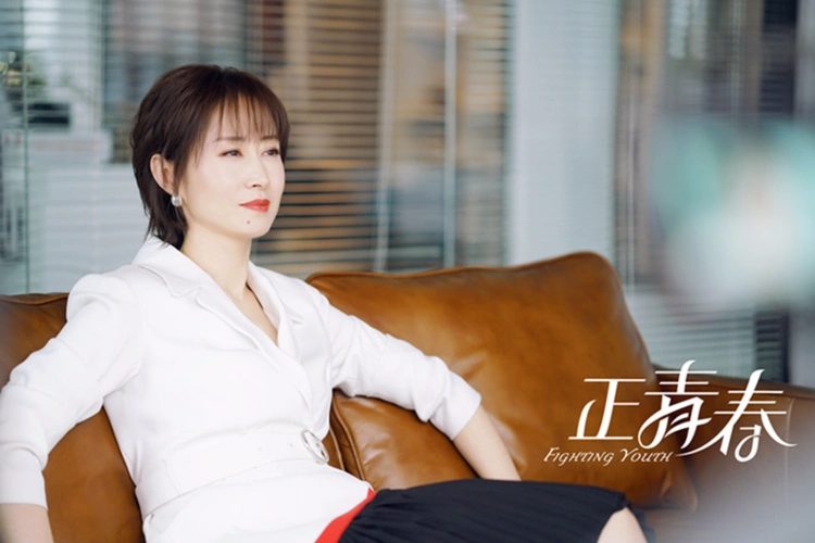 刘敏涛正青春飒美上线干练利落演绎霸气娇大boss