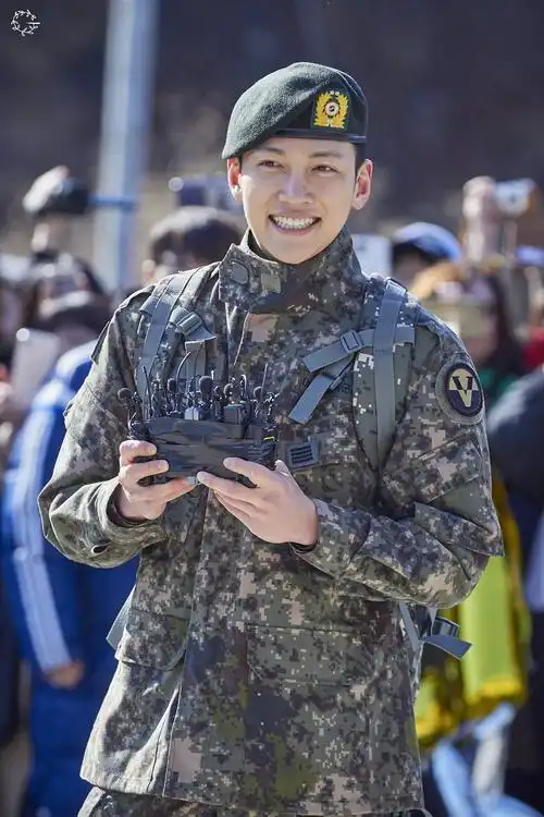 池昌旭高清退伍现场照公开 军装加持精神挺拔如小白杨【组图】