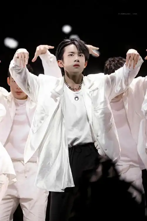 易烊千玺玊尔演唱会900天纪念