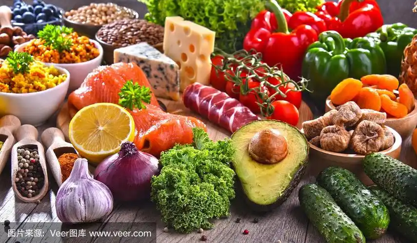 厨房桌上摆放各种各样的食品