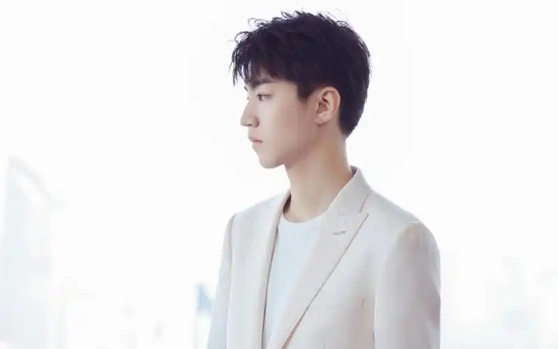 王俊凯帅气儒雅写真桌面壁纸