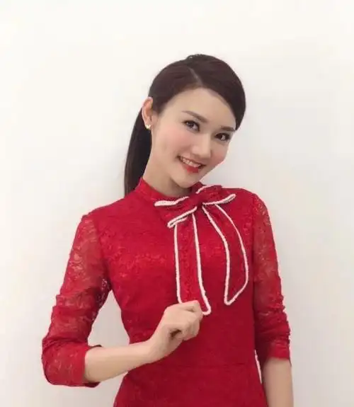 迷人的小酒窝央视主持人龙洋