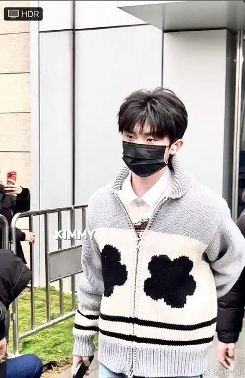 马嘉祺声生不息拼色毛衣上班路透##马嘉祺声生不息最新上班路透