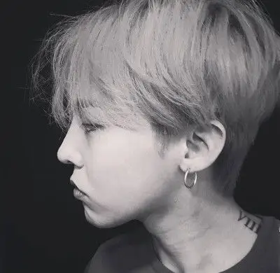 男生头像 权志龙 黑白 (抱歉之前搞错了)