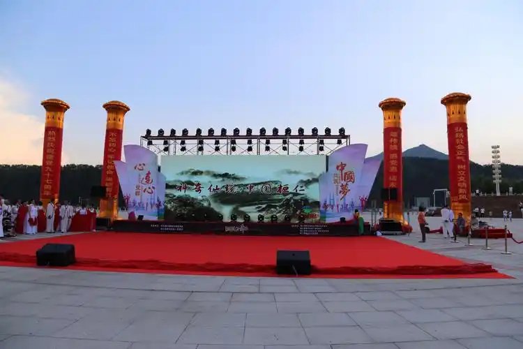 "庆七一颂党恩"周末大舞台文艺演出在民族广场举行 - 美篇