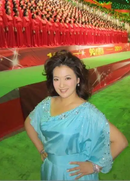 柏文演唱《春天的故事》 压阵《灯塔颂》很有范