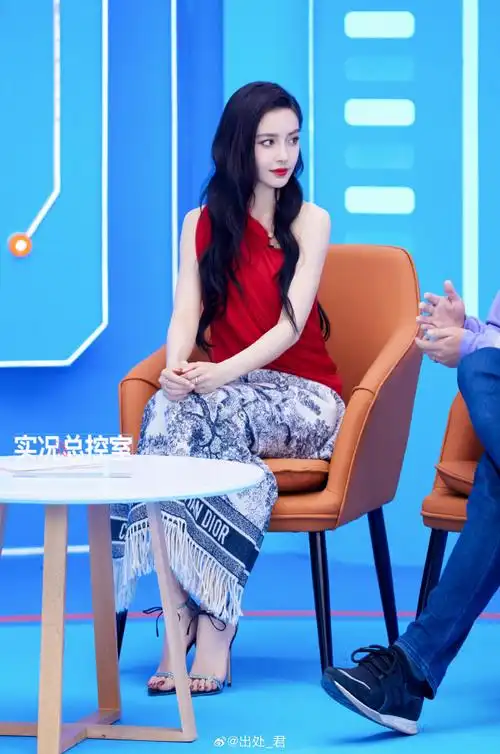 发现美图杨颖2021年滴滴直播活动造型  好像一个芭比