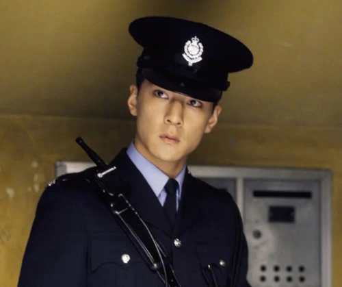 而且颜值是非常高,尤其是在《新警察故事》里面,吴彦祖的颜值可谓是