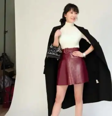 李念长得真好看,脸型流畅自然,那双眼睛亮晶晶的,看着就让人觉得她