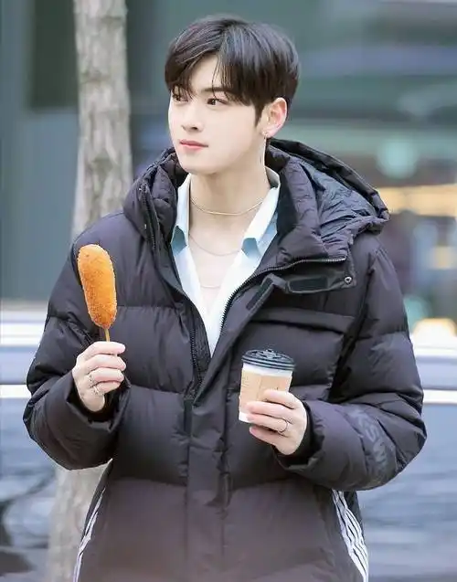 生活照的车银优照片真的很带感,一手拿热狗一手拿咖啡的他完全没有
