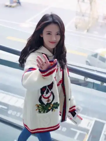 不到80斤的鞠婧祎,坐着时仍有小肚子?网友:这小肚腩好可爱!