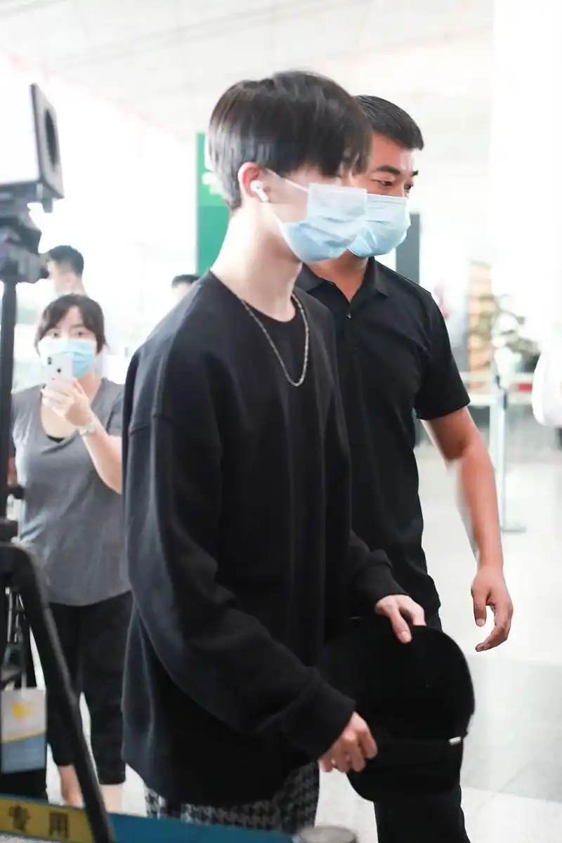 马嘉祺回学校的时候,让那些私生饭不要再跟进学校了.