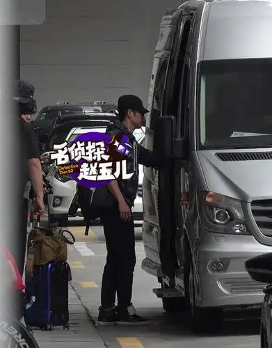 座驾已在机场外等候多时,钟汉良一路狂奔到保姆车前,车门却迟迟勃开