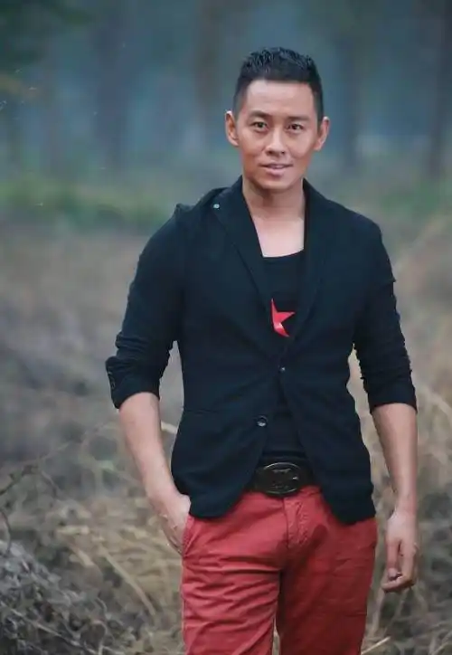 随后几年,宁静又陆续曝出过多段绯闻,甚至还主动承认过与演员王小毅的