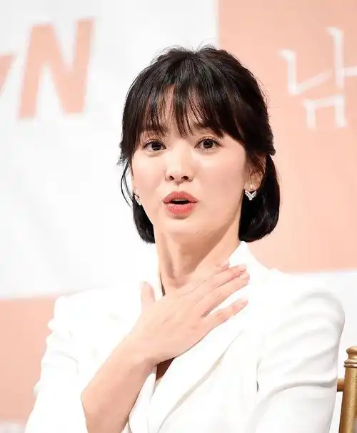 女人到了中年剪短发,洋气又减龄,看看宋慧乔就知道了