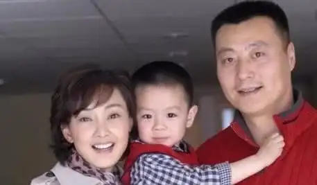 45岁牛莉满脸胶原蛋白大长腿抢镜却被亿万老公宠得令人羡慕