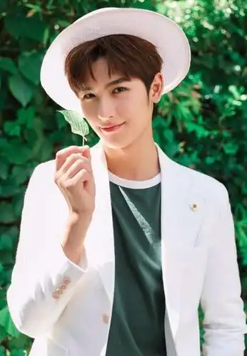 黄俊捷的时尚穿搭风格,休闲百搭,品味不俗,尽显沉稳帅哥的魅力