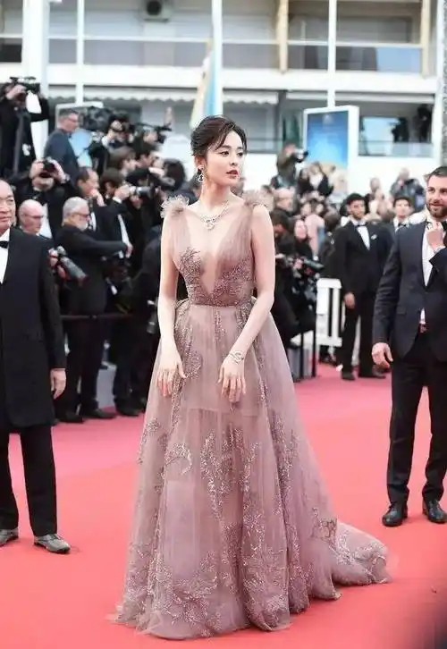 古力娜扎穿这样的晚礼服需要多强大的心理?_身材_长枪_明星