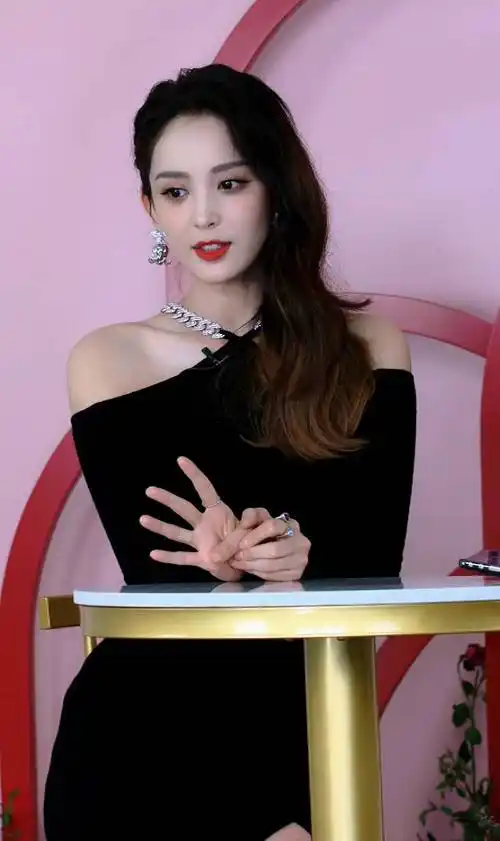 古力娜扎直播生图曝光精致优雅气质绝美