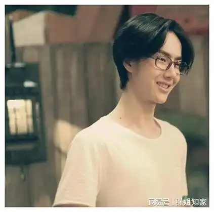 即使出道没多久就主演了电影《梦想合伙人》,却还是挡不住别人看他的