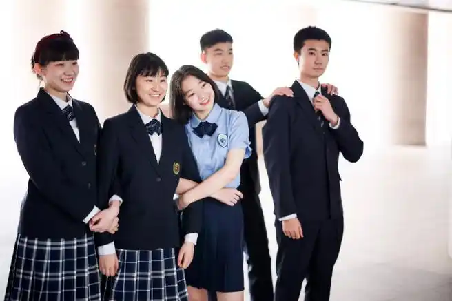 近日,石家庄二中实验学校迎来高三毕业典礼,几位高三学子在校园操场