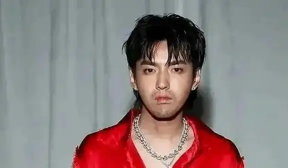 曝吴亦凡近况打篮球做手工十几个人住一起等待二审结果