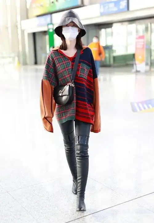 乔欣是个"时髦精",格纹针织开衫结合黑色皮裤,搭长筒靴超好看