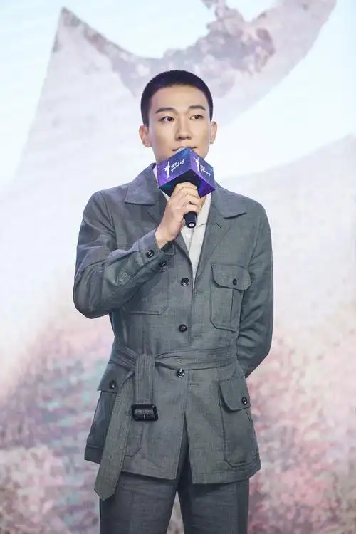 吴昊宸出席耀客传媒年度发布会寸头造型尽显浴火硬汉形象