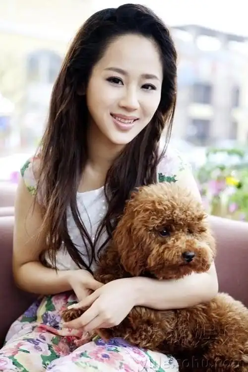 那个有点小俏皮的夏雪如今长大成人美丽动人