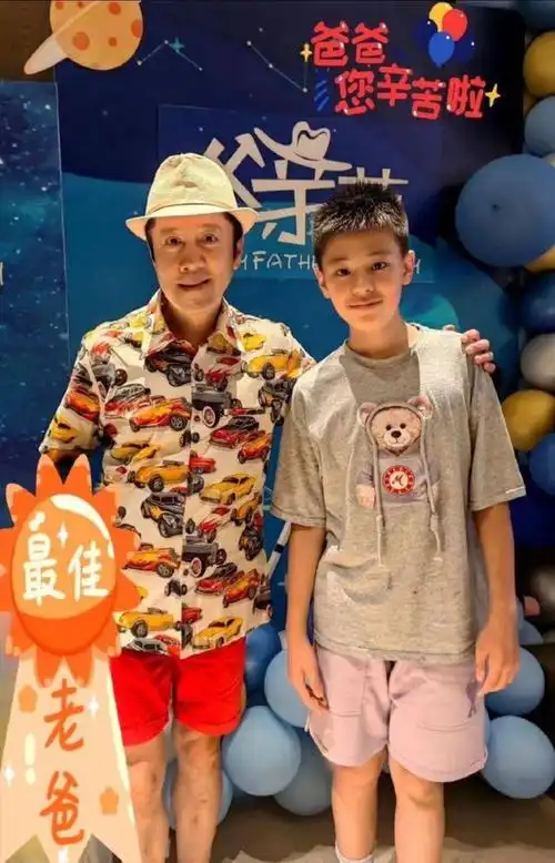 56岁蔡国庆给6岁小儿子庆生,两个儿子高颜值,孩子生母却成谜