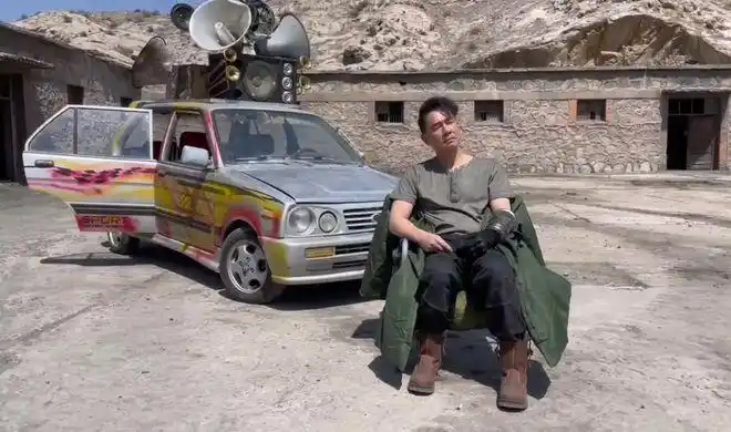 头文字d|陈小春相隔17年再扮须藤京一坐在废车前自嘲落魄